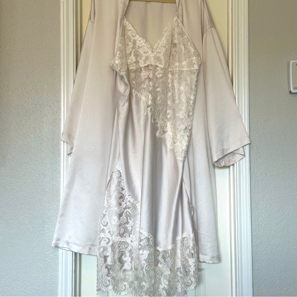 Victoria's Secret Other - Victoria’s Secret coconut white XXL chemise and robe